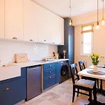 Apartment Stunning 2br Old View