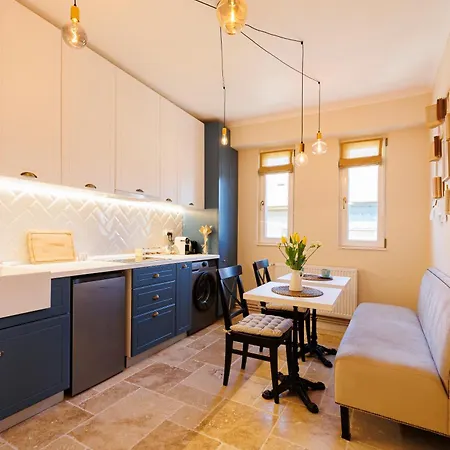 Stunning 2br Old View