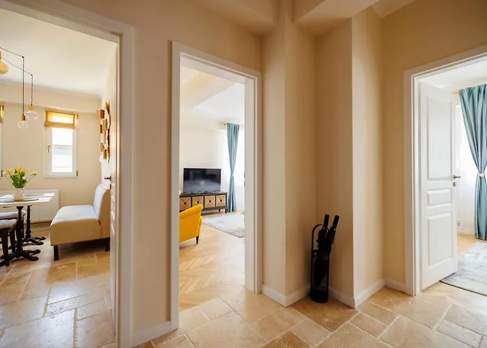 Apartament Stunning 2br Old View